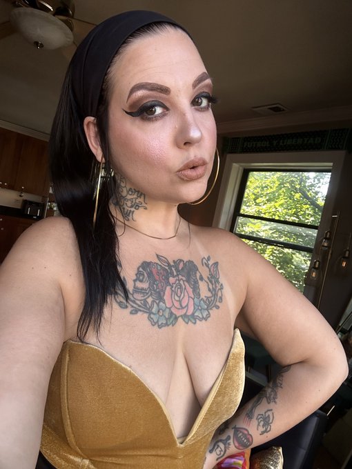 Sub Task: Send me $100 so I can be a punk rock princess at Rancid tonight 👸🏻   Look at how fucking hot