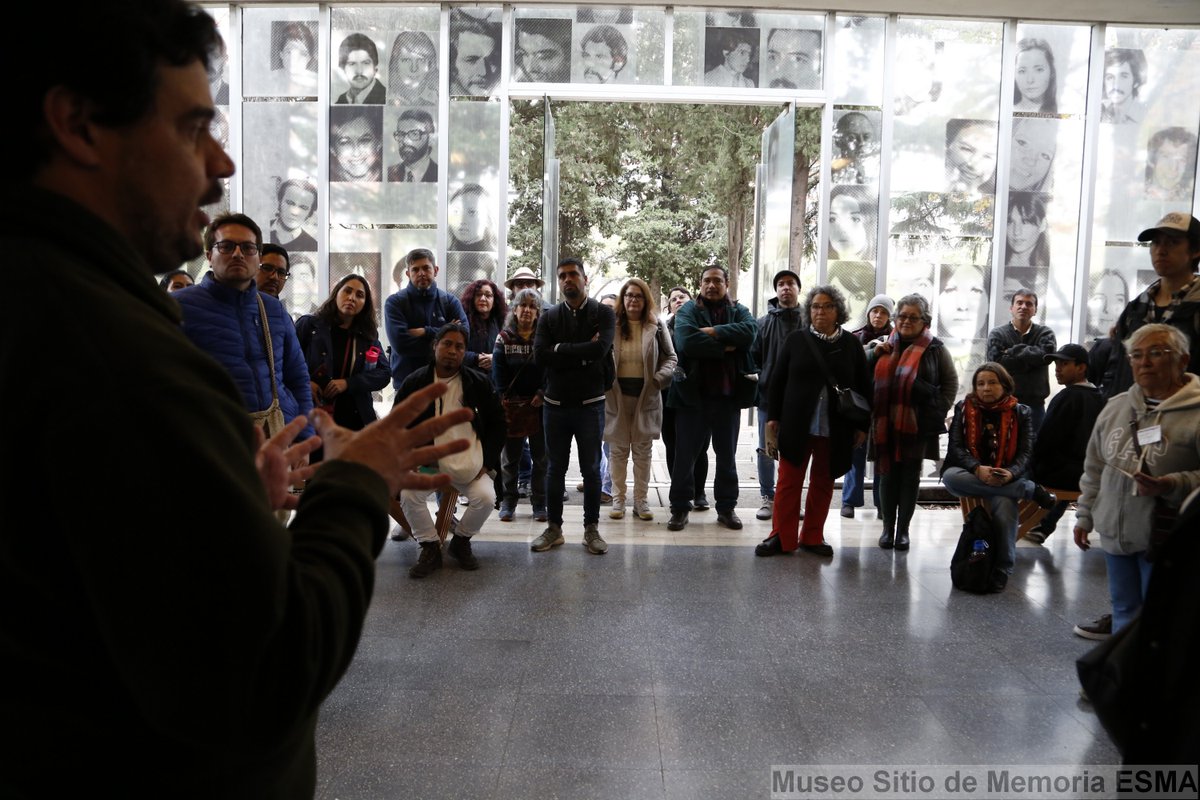 MuseoSitioESMA's tweet photo. Un grupo de estudiantes de intercambio de Estados Unidos y México, que se encuentran realizando sus estudios en la @uceloficial, visitó el Museo Sitio. https://t.co/jfrPRkUn6i
