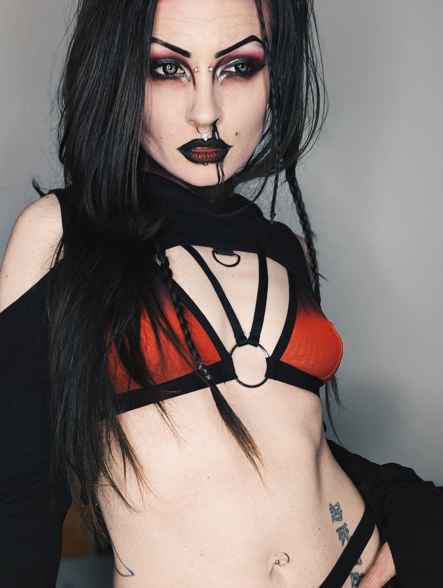 The_Jackie_Lope's tweet photo. I want to be a sleep paralysis demon when I grow up
#alternativemodel #goth #killstar #emoadult https://t.co/WSObwJ3Bhd