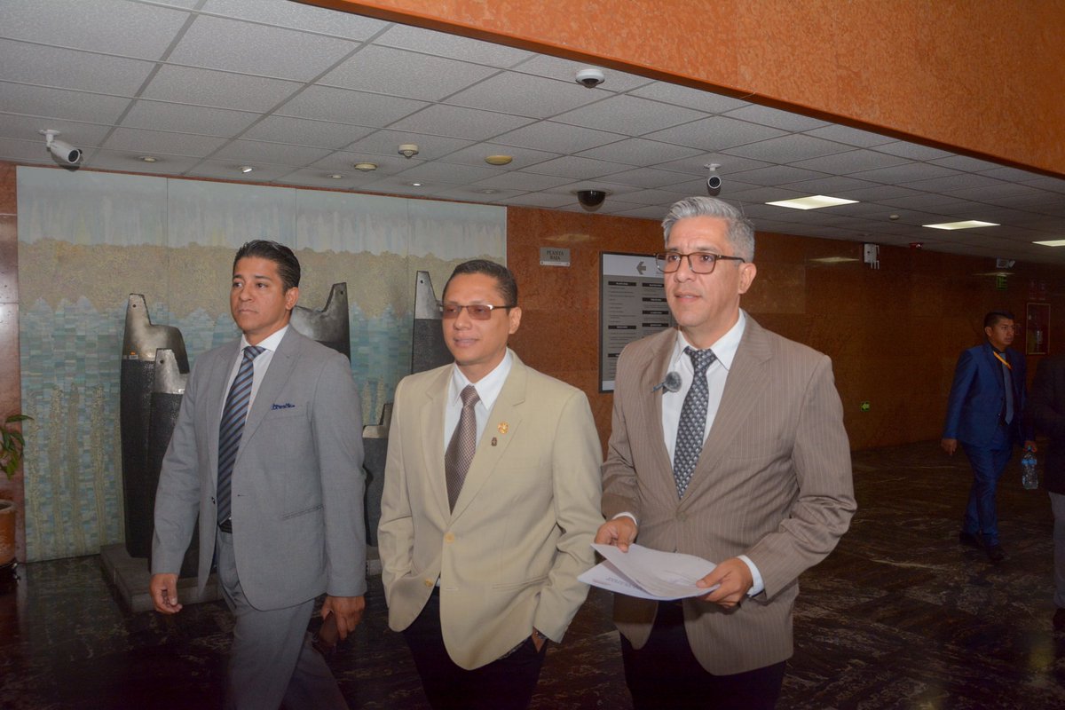 DrCamiloSalinas's tweet photo. Hemos dado un gran paso hacia la salud renal en Ecuador con la presentación del Proyecto Ley de Salud Renal y Nefroprevención en la Asamblea Nacional. 🇪🇨

��� Actualmente, existen 21.000 casos en tratamiento renal, lo que representa un gasto mensual de alrededor de $30 millones y un costo anual de $355 millones. En los últimos cinco años, hemos visto un alarmante incremento de más de 12.000 nuevos casos de diálisis.

📌 Lo crucial de esta ley es prevenir la creciente demanda de tratamientos de diálisis peritoneales y hemodiálisis. Con este proyecto de Ley se pretende que tanto el sistema público como el privado puedan intervenir y frenar el daño renal antes de que los pacientes necesiten diálisis.

Gracias al Dr. Juan Carlos Lemos Mena y al Dr. Eduardo Quinto Placencio, miembros de la comisión de Salud Renal y Nefroprevencion de la Sociedad Ecuatoriana de Nefrología, por su valiosa colaboración en este esfuerzo. Este proyecto es un paso firme hacia una mejor salud renal en Ecuador. 🤝🏻🏥