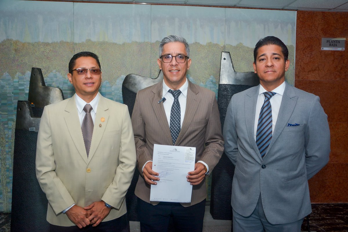 DrCamiloSalinas's tweet photo. Hemos dado un gran paso hacia la salud renal en Ecuador con la presentación del Proyecto Ley de Salud Renal y Nefroprevención en la Asamblea Nacional. 🇪🇨

��� Actualmente, existen 21.000 casos en tratamiento renal, lo que representa un gasto mensual de alrededor de $30 millones y un costo anual de $355 millones. En los últimos cinco años, hemos visto un alarmante incremento de más de 12.000 nuevos casos de diálisis.

📌 Lo crucial de esta ley es prevenir la creciente demanda de tratamientos de diálisis peritoneales y hemodiálisis. Con este proyecto de Ley se pretende que tanto el sistema público como el privado puedan intervenir y frenar el daño renal antes de que los pacientes necesiten diálisis.

Gracias al Dr. Juan Carlos Lemos Mena y al Dr. Eduardo Quinto Placencio, miembros de la comisión de Salud Renal y Nefroprevencion de la Sociedad Ecuatoriana de Nefrología, por su valiosa colaboración en este esfuerzo. Este proyecto es un paso firme hacia una mejor salud renal en Ecuador. 🤝🏻🏥