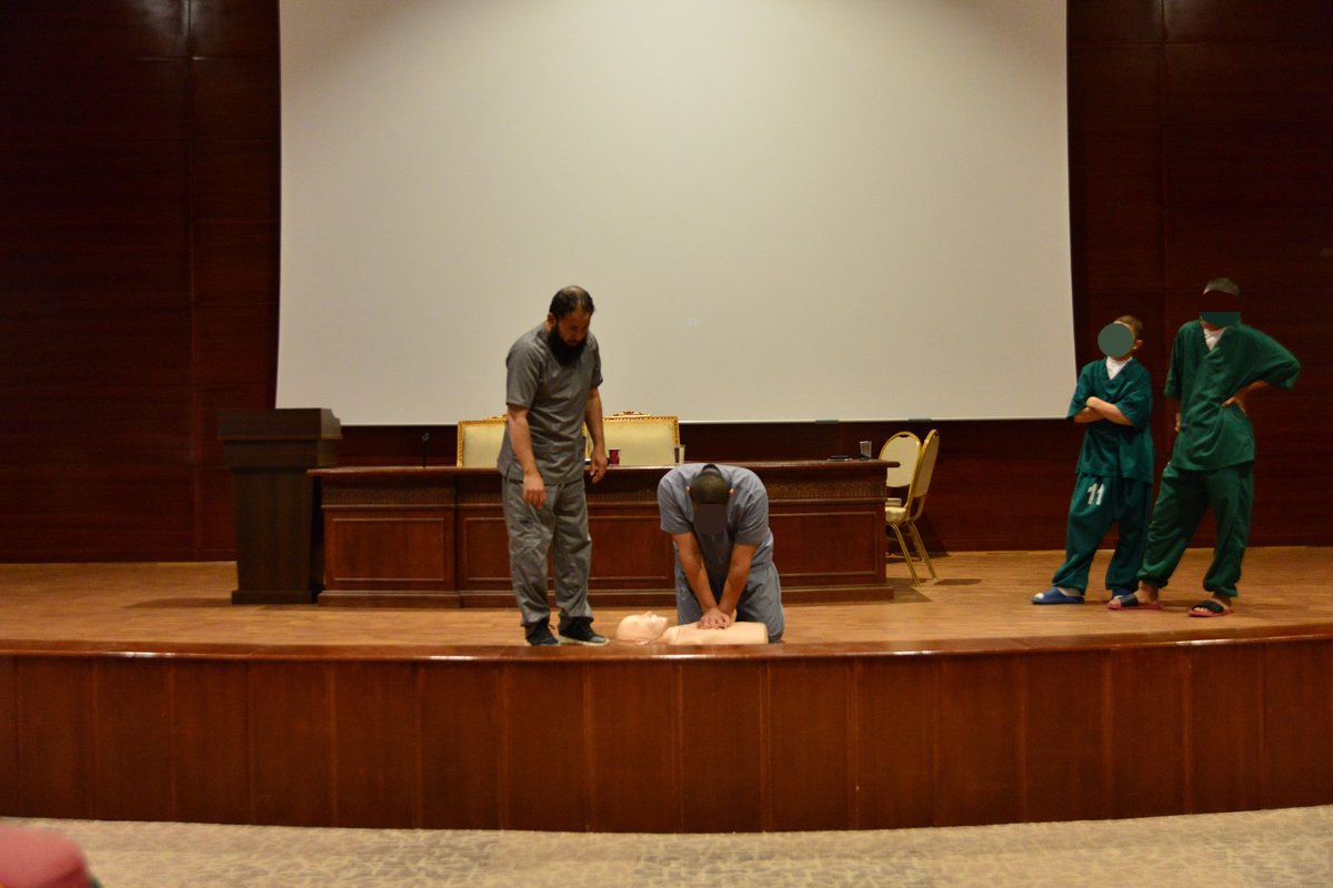 انطلقت أولى فعاليات وبرامج النادي الصيفي #خذ_بيدي  في دار الملاحظة الاجتماعية بالرياض بدورة تدريبية بعنوان #ومن_أحياها عن الإسعافات الأولية قدمها نائب #فريق_غوث للبحث والإنقاذ الكابتن وليد أبا الحسن

#الرياض 
#الصيف