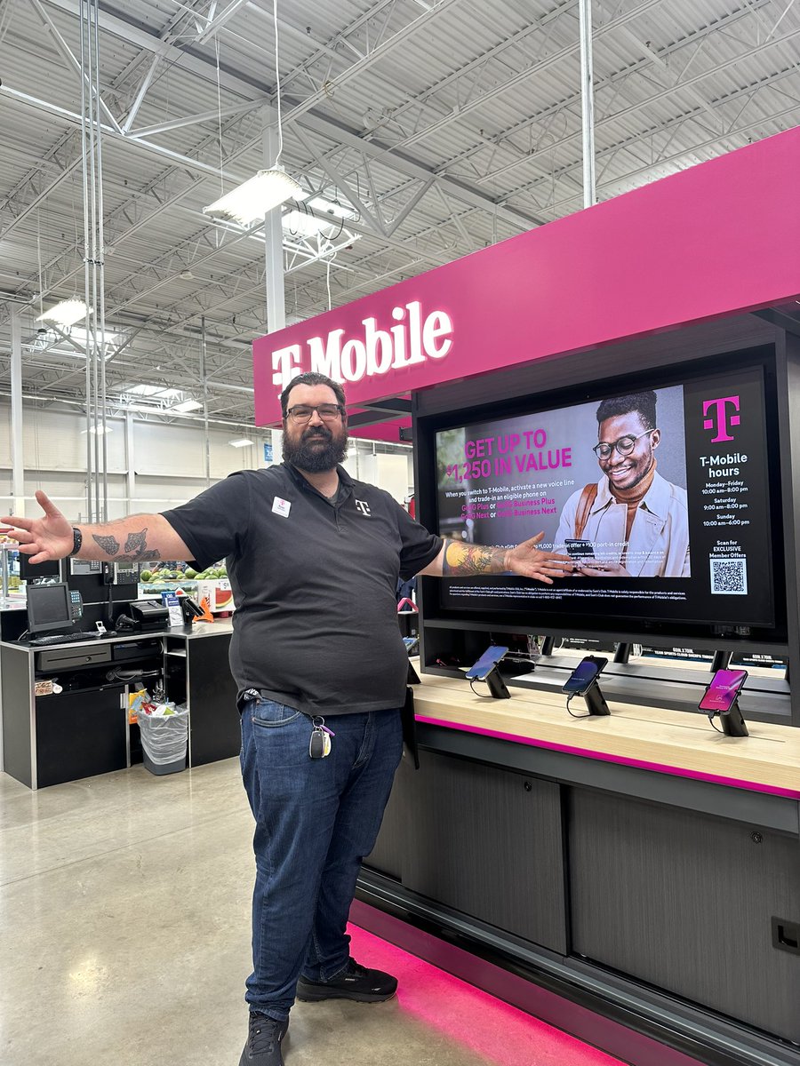 MorrisonGraham7's tweet image. Mr. Rogers back in action at our kiosk! #magenta #tmobile #TMO #bemagenta