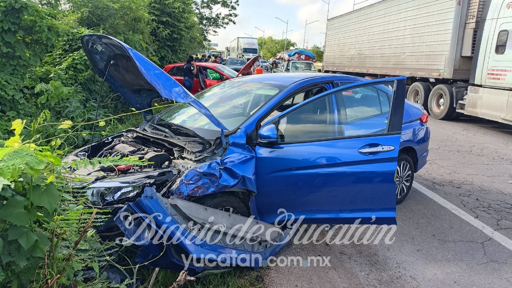 DiariodeYucatan's tweet image. #DYinforma | Dos personas resultaron lesionadas y un vehículo terminó volcado tras un choque múltiple ocurrido la mañana de este martes en el Periférico Poniente de Mérida. 🚨

Los hechos ocurrieron cerca de las 7 de la mañana en el kilómetro 48, frente a la Central