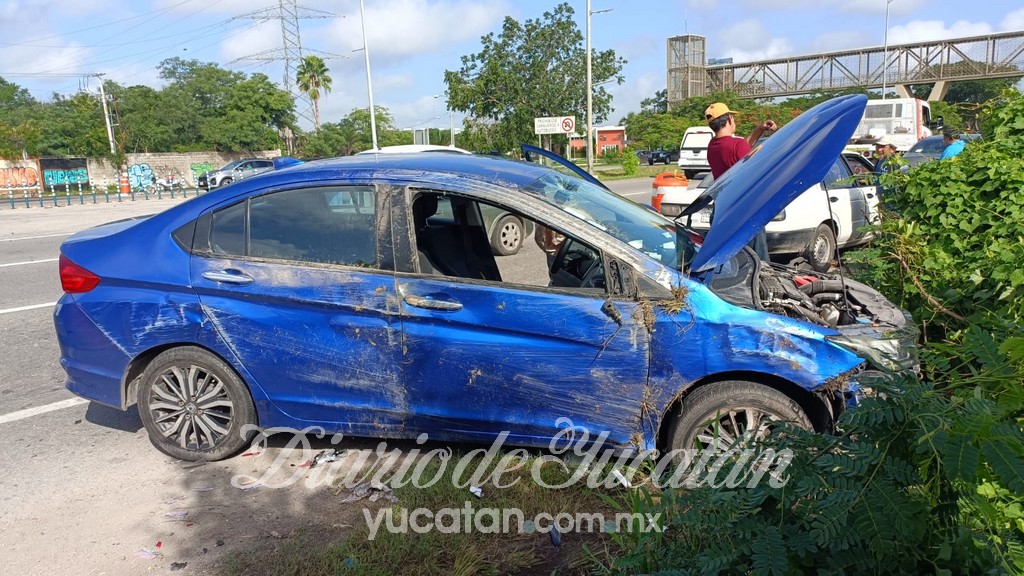 DiariodeYucatan's tweet image. #DYinforma | Dos personas resultaron lesionadas y un vehículo terminó volcado tras un choque múltiple ocurrido la mañana de este martes en el Periférico Poniente de Mérida. 🚨

Los hechos ocurrieron cerca de las 7 de la mañana en el kilómetro 48, frente a la Central