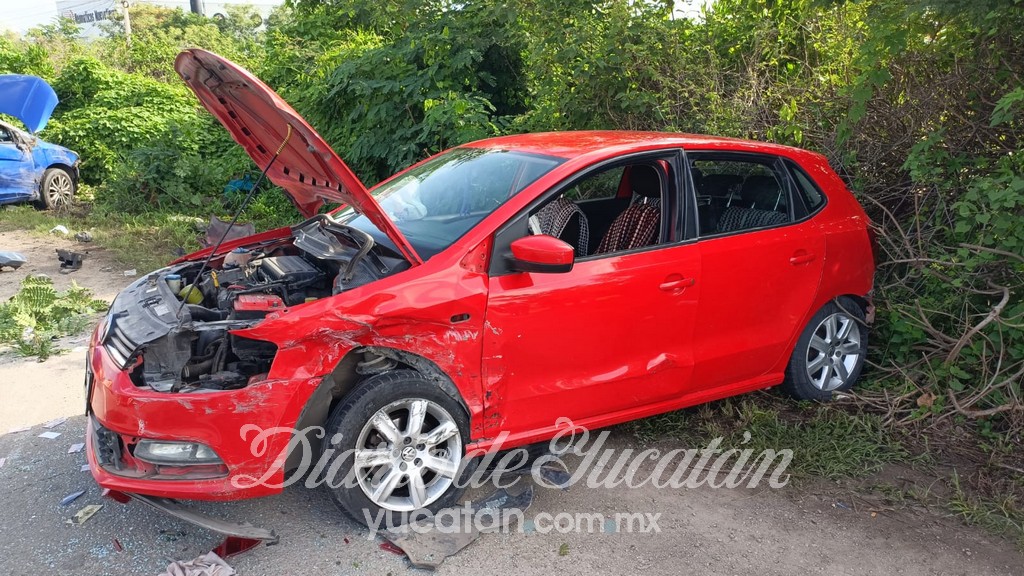 DiariodeYucatan's tweet image. #DYinforma | Dos personas resultaron lesionadas y un vehículo terminó volcado tras un choque múltiple ocurrido la mañana de este martes en el Periférico Poniente de Mérida. 🚨

Los hechos ocurrieron cerca de las 7 de la mañana en el kilómetro 48, frente a la Central
