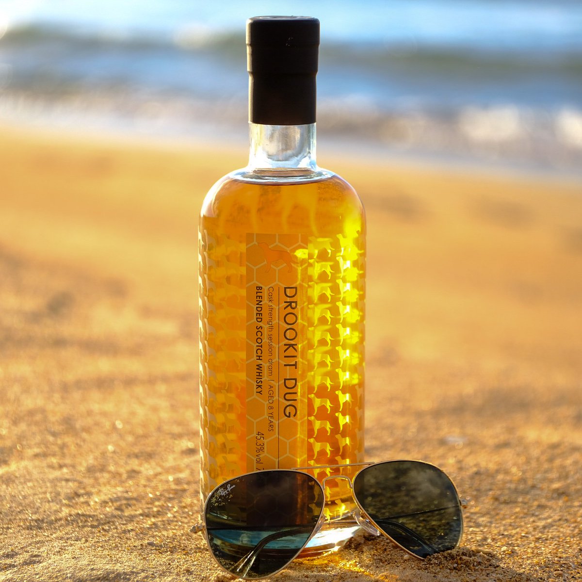 Cracking evening for a walk over the beach wi the Dug. 🐶

<a href="/LBDspirits/">Little Brown Dog Spirits</a> 
#whisky
#aberdeenshire