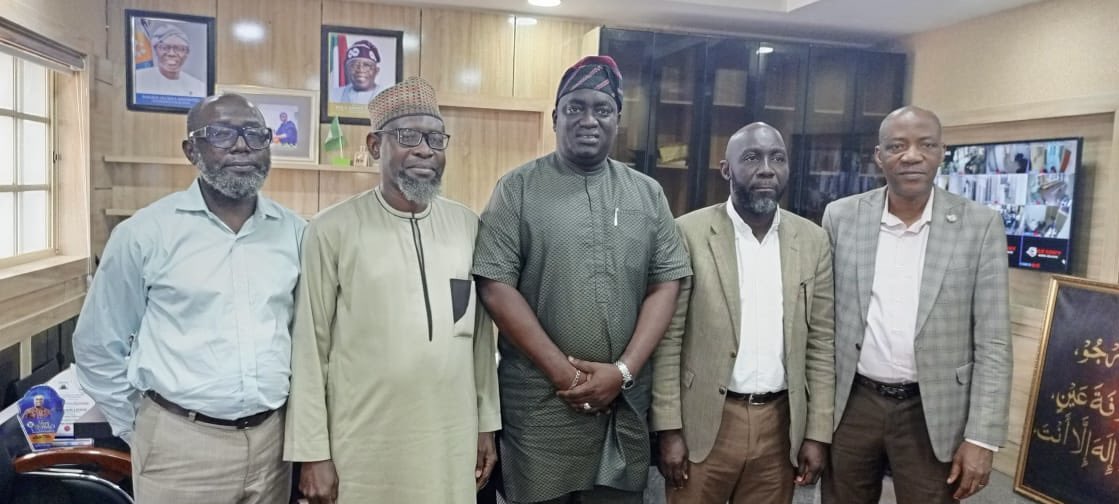 hon_oil's tweet photo. Today, I had the pleasure of receiving the Executive Committees of LSCCM Alausa and SAT Mosque, GRA, Ikeja. They offered their warm congratulations on my recent appointment and requested my support for the two esteemed Mosques.

#LASG
#GreaterLagosRising https://t.co/MMRtGRwBwi