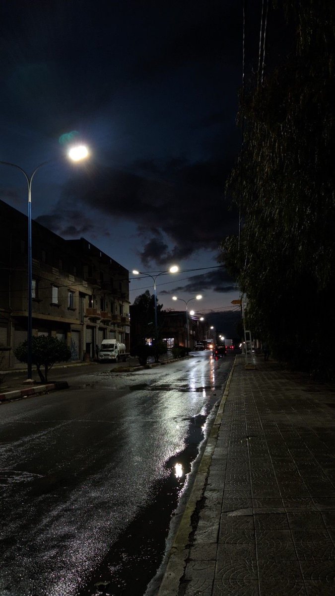 iLordOmar's tweet photo. i love the street after rain https://t.co/ZxbFKIfr6w