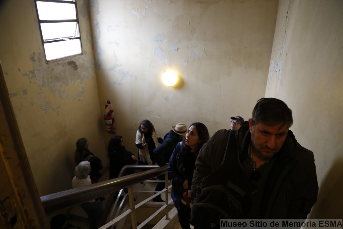MuseoSitioESMA's tweet photo. Más de 50 jóvenes recorrieron la muestra permanente junto al decano de la Facultad de Ciencias de la Religión de esa casa de estudios, Fabián Rey, en el marco del Primer Congreso Internacional sobre Movilidad Humana, Derechos Humanos y Teología. @uceloficial https://t.co/YdorRioyj0