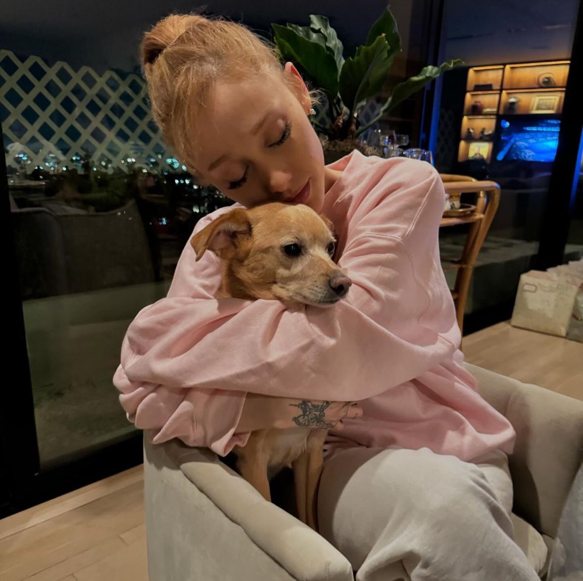 ArianaToday's tweet photo. toulouse 🐕🩷 https://t.co/Y0iLU3Zhej