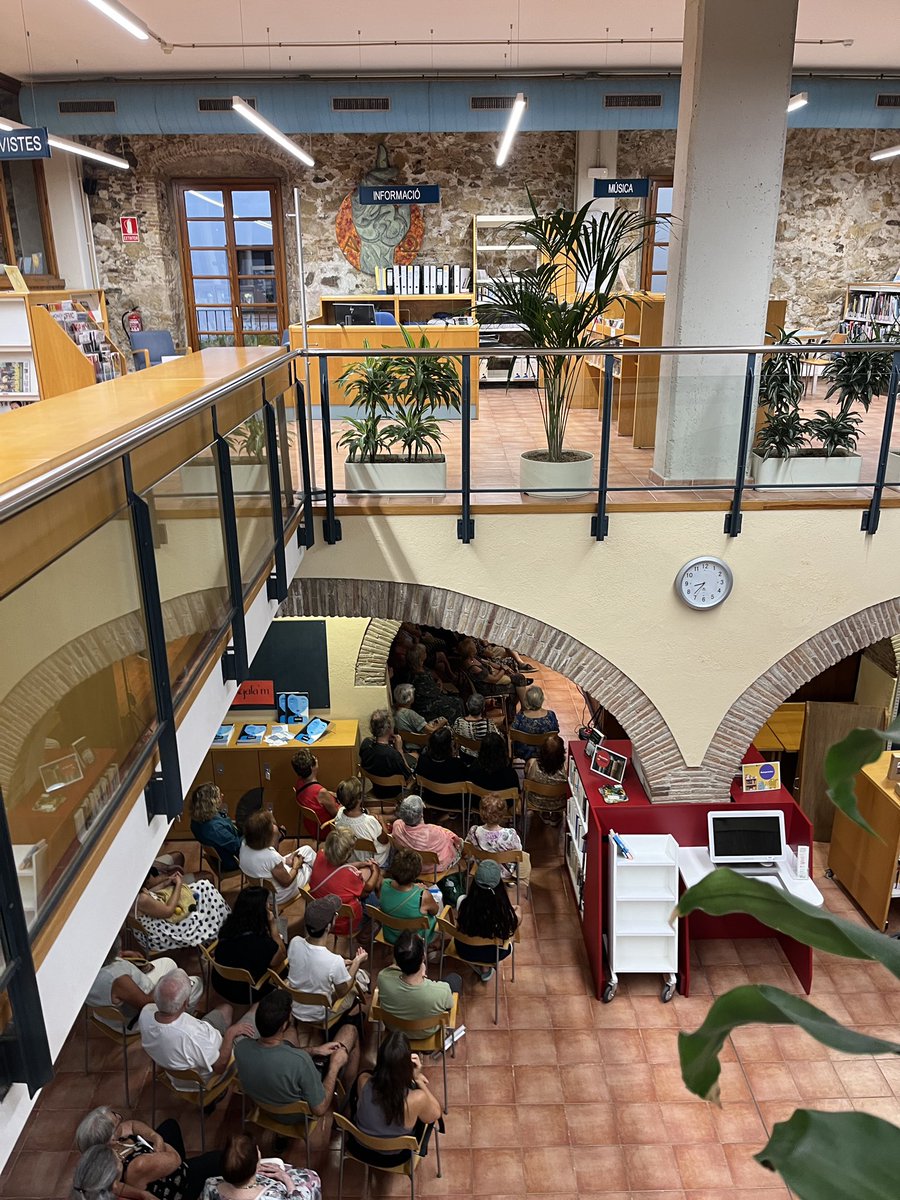 bibliomalgrat's tweet photo. Èxit rotund d’assistència aquest vespre en la sessió de Contes per a adults!
Més de cent persones gaudeixen de l’espectacle “Viure del conte”, de Joan de Boer.
#bibliomalgrat #BibliosMaresme #BibliotequesXBM #ajmalgrat #festamajor #stroc #bibliolovers https://t.co/GrTTzlTFzC