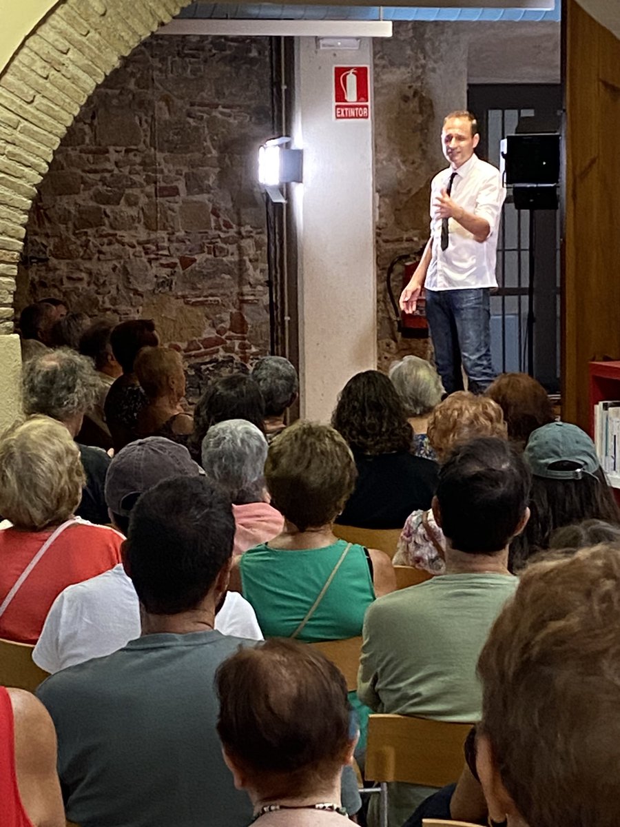 bibliomalgrat's tweet photo. Èxit rotund d’assistència aquest vespre en la sessió de Contes per a adults!
Més de cent persones gaudeixen de l’espectacle “Viure del conte”, de Joan de Boer.
#bibliomalgrat #BibliosMaresme #BibliotequesXBM #ajmalgrat #festamajor #stroc #bibliolovers https://t.co/GrTTzlTFzC