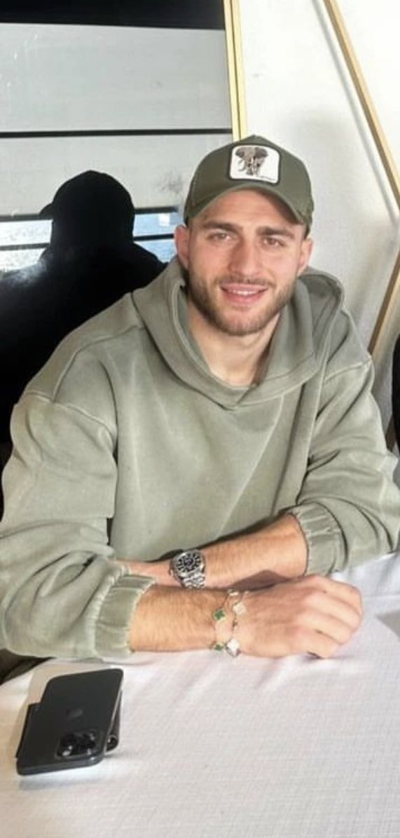 Sapkasini bilekligini sweatini uydurmaya calismis ikondur bizim icin maalsf arkdslr🤞🏻