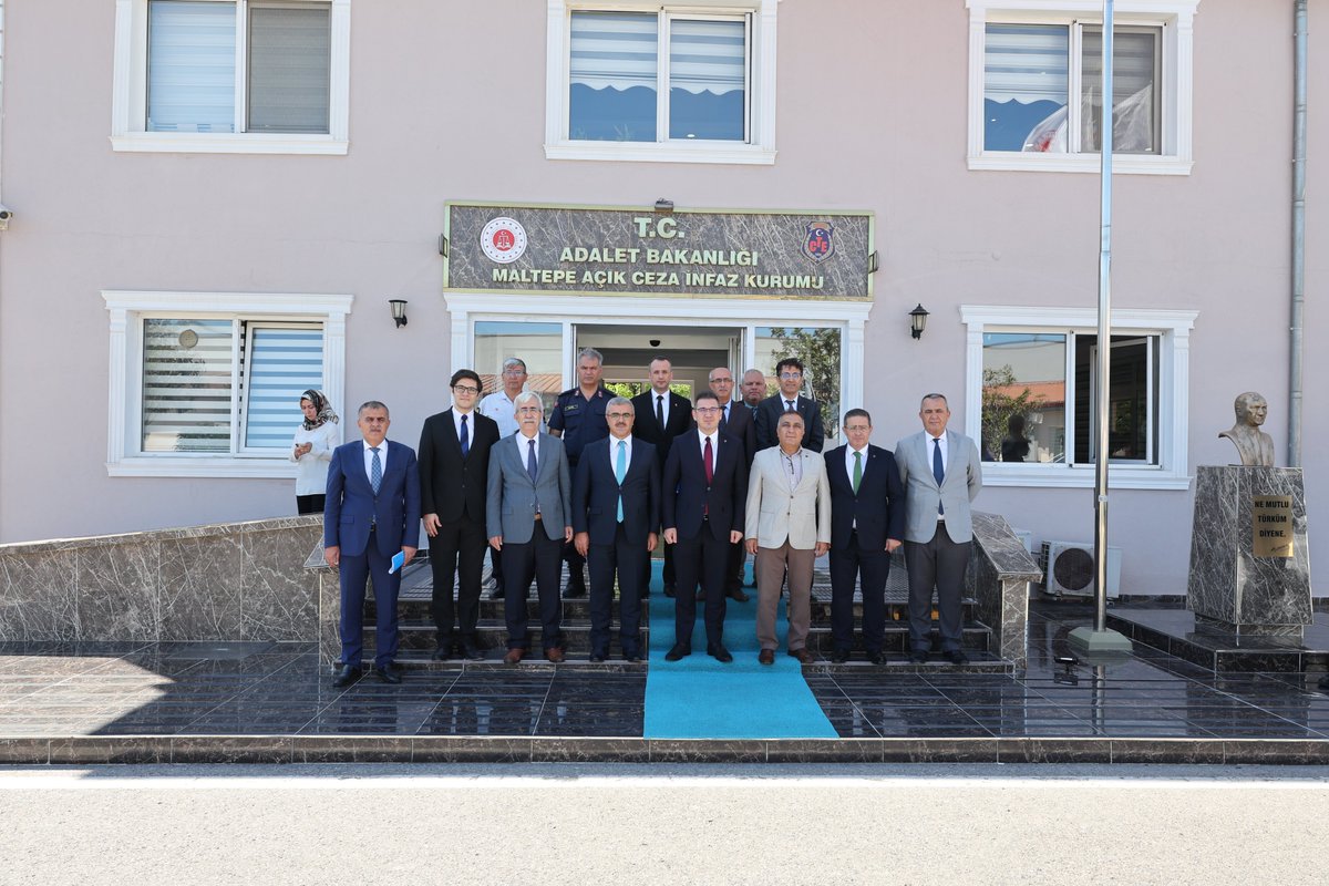 Personel Daire Başkanı Fatih Serkan Günaydın, Güvenlik ve İnfaz Daire Başkanı Serkan Başok ve Tetkik Hâkimi Faruk Hançer, Maltepe Ceza İnfaz Kurumları yerleşkesini ziyaret etti.

Heyet, kurum yöneticileri ve personelle görüşerek kurumların genel durumunu değerlendirdi.