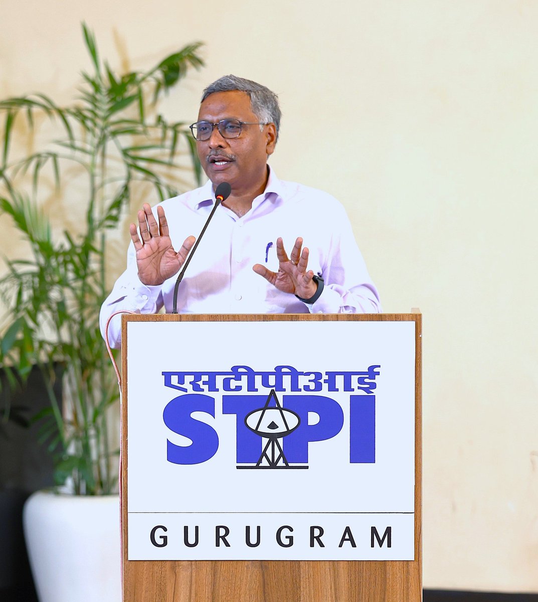 stpiindia's tweet photo. Shri @arvindtw DG STPI at STPI Apiary pollen propel felicitation ceremony, congratulated graduates of program &amp; encouraged them to contribute in achieving $5 trillion economy by 2027. He also advised them to focus on being quick learners &amp; develop skill to unlearn, learn &amp; adapt. https://t.co/U4MhlhX8zZ