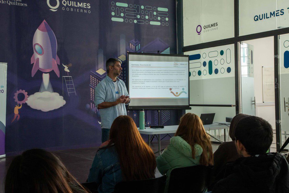 Realizamos en La Bernalesa el Taller de Inserción Laboral junto a representantes de Reginald Lee y <a href="/chicos_net/">chicos_net</a> con el objetivo de generar oportunidades de capacitación y propuestas de empleo para que las y los jóvenes quilmeños puedan insertarse en el mercado laboral.