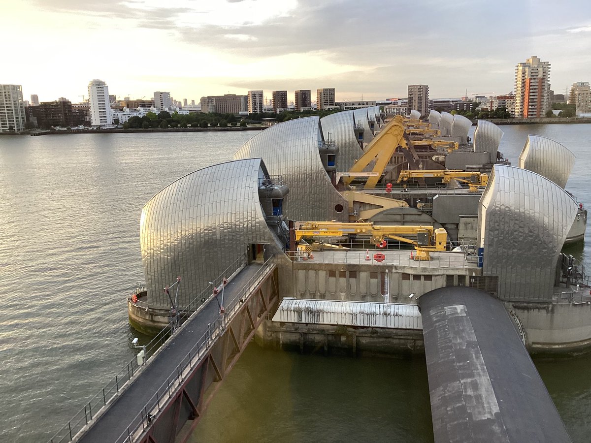 Happy #LeftHandersDay!

Rumour has it that during the construction of the #ThamesBarrier in the 1970s &amp; 80s, there was a demand for left handed engineers due the unique design of the piers.

There were some jobs where space was so tight, only a left handed person could do it.