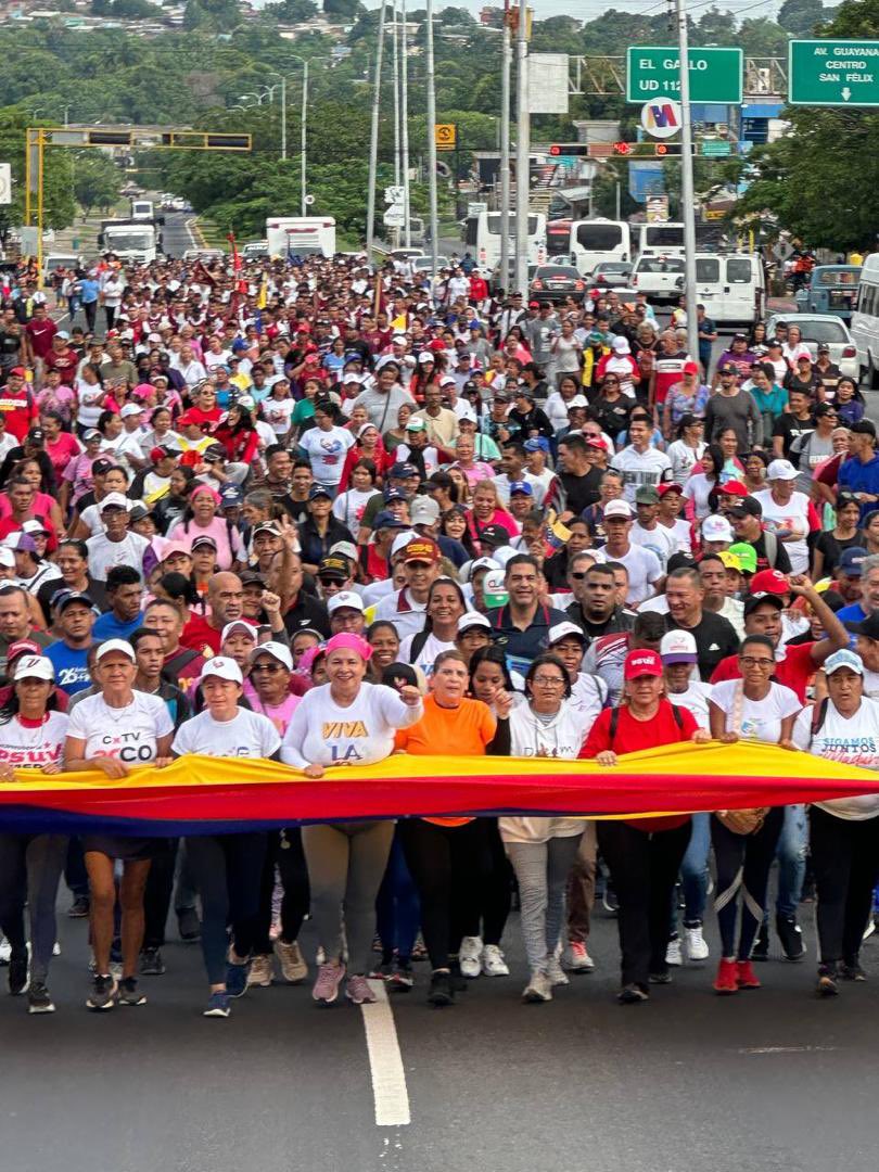 amarcanopsuv's tweet photo. Ciudad Guayana se llenó de energía con nuestro trote cívico-militar por una misma causa: Garantizar la paz, la salud, el buen vivir y celebrando a uno de los más grandes líderes de la revolución, el Comandante Fidel Castro. Somos alegría somos gente de PAZ . https://t.co/NeFLtmVzpu