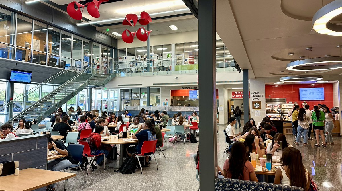 OCAwolves's tweet photo. Seniors are back!  Best fed Seniors at lunch @EctorCountyISD @OdessaCollege  Looking forward to a great year with the #ClassOf2025  Our largest class ever at OCA! #ECISDFirstDay https://t.co/mHuz1ax6Kc