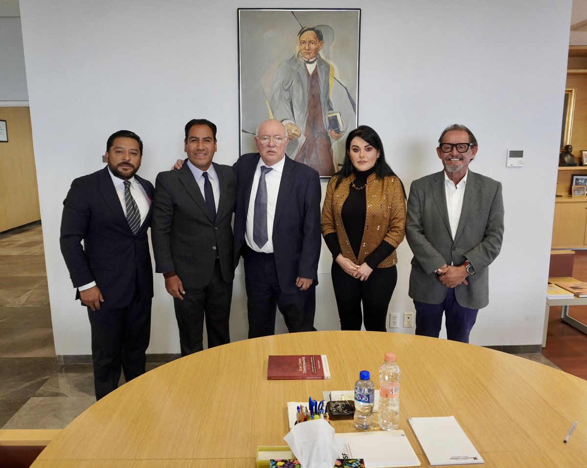 ramirezlalo_'s tweet photo. Me dio mucho saludar al Lic. David Colmenares, Auditor Superior de la Federación, con quien compartí la visión de la Administración Pública y coincidimos en que la rendición de cuentas, la transparencia y el uso de recursos públicos, son fundamentales para el desarrollo político y social de Chiapas y de la República.

Asimismo, le solicité que nos dé acompañamiento para capacitar a la administración que encabezaré a partir del 8 de diciembre del 2024 al 2030, donde la profesionalización y la transparencia deben ser ejes rectores de un buen gobierno; con capacitación a los servidores públicos estatales y municipales para entregar resultados a la altura de las circunstacias a Chiapas y donde estarán sumados los Ayuntamientos de nuestro estado para que los recursos lleguen a los más pobres y más necesitados.