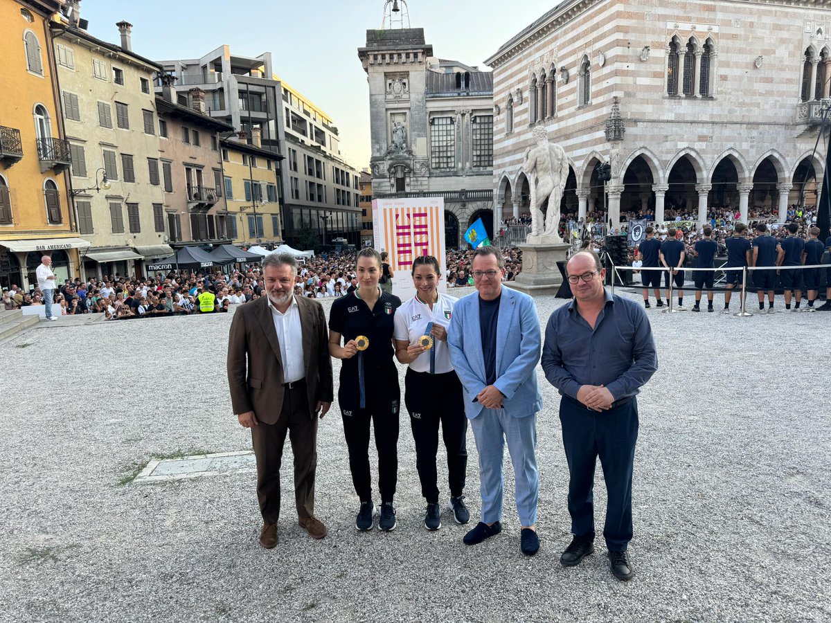 Regione FVG (@regionefvgit) on Twitter photo "L'Udinese Calcio è l'orgoglio del popolo friulano con il quale ha un legame antico e forte. #RegioneFVG continuerà convintamente a sostenerla". Così il vicegovernatore <a href="/MarioAnzil/">Mario Anzil</a> in piazza Libertà a #Udine alla presentazione della squadra bianconera
👉tinyurl.com/4r8ctzpm "L'Udinese Calcio è l'orgoglio del popolo friulano con il quale ha un legame antico e forte. #RegioneFVG continuerà convintamente a sostenerla". Così il vicegovernatore <a href="/MarioAnzil/">Mario Anzil</a> in piazza Libertà a #Udine alla presentazione della squadra bianconera
👉tinyurl.com/4r8ctzpm