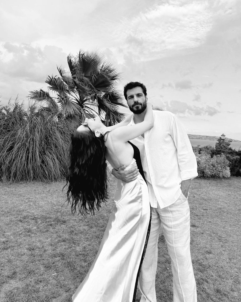 Sevmek diyorum, herkes aşk anlıyor. 
Oysa sevmek diyorum cancağızım, sadece sevmek.
Uçsuz bucaksız, sınırsız, sorumsuz sevmek.

| Ahmet Ümit | ♡ 👩🏻‍❤️‍👨🏻
#ÖzgeGürelÇayoğlu #SerkanÇayoğlu #Özser ∞