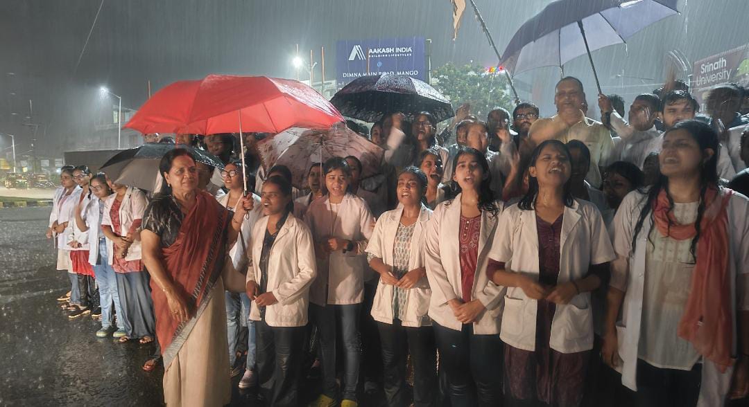 hemantrajora_'s tweet photo. No rain and No storm is comparable to the seer storm inside every doctor in india right now. Protest by Resident Doctors of MGM medical college, Jamshedpur, Jharkhand.

#DoctorsProtest #Nirbhaya2 https://t.co/IYpj6c3C1u
