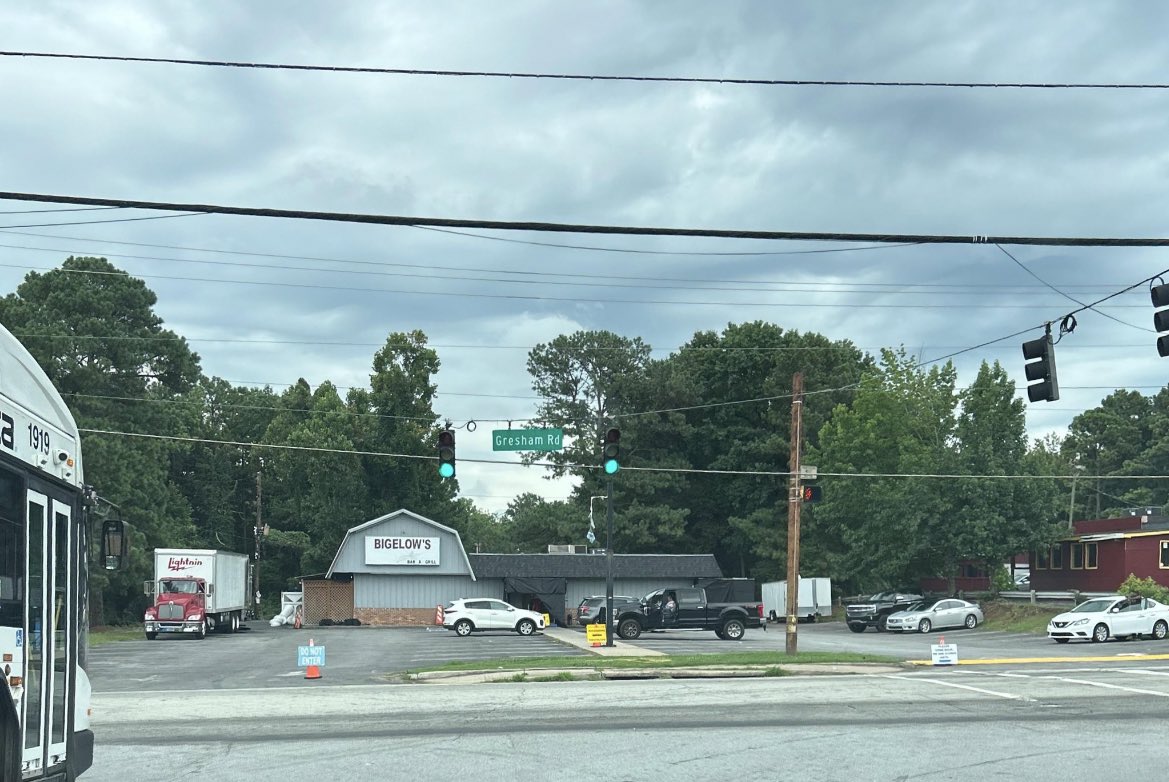risversed's tweet photo. On Friday they filmed at a new location which is a BBQ place.
There were 5 black vans there, but Finn Wolfhard was the only actor spotted. https://t.co/KoYrjWxSXu