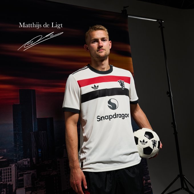 agookya's tweet photo. 🚨🚨 Official, Manchester United announces the signing of De Ligt
"Welkom, Matthijs! 🤝

We are delighted to announce the signing of @MdeLigt_04 from Bayern Munich ✍️ "

#MUFC https://t.co/0GgXdbliNm