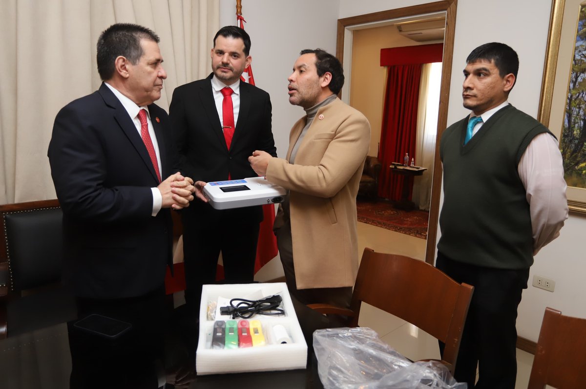 ANRParaguay's tweet image. El presidente de la ANR, Horacio Cartes, acompañado del Dr. Miguel Olmedo, recibió la donación de un equipo de electrocardiograma, para atender a los pacientes que llegan hasta la Secretaría de la Salud. La donación fue realizada por el Dr. Carlos Colman.