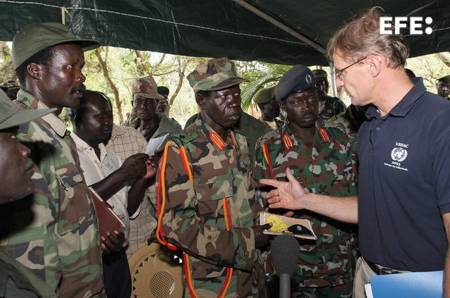 Un tribunal de Uganda declaró este martes culpable de un total de 44 cargos, incluidos crímenes de guerra, a Thomas Kwoyelo, excomandante del grupo rebelde con ideología extremista cristiana Ejército de Resistencia del Señor (LRA).