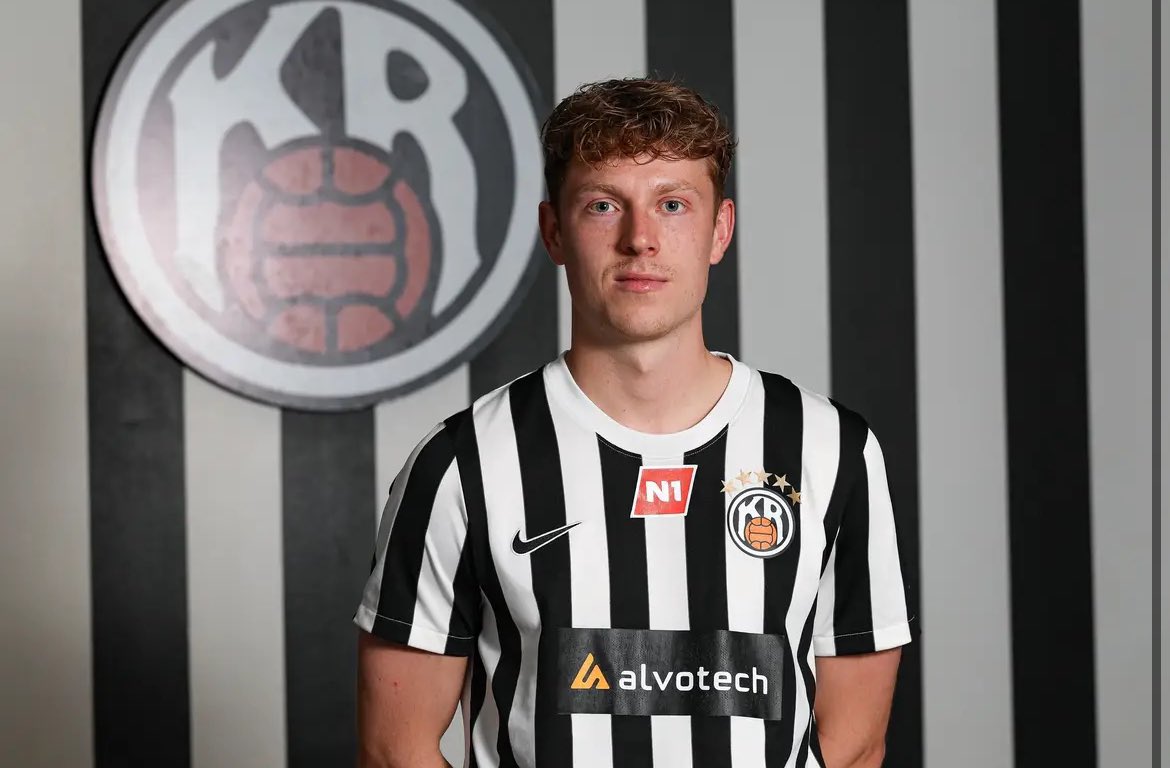 Hvað er þessi trúður að láta mynda sig í KR treyju löngu áður en tímabilið klárast?
Á bekkinn út tímabilið takk.