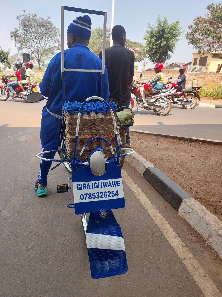 Uyu muntu simuzi gusa twahuriye KICUKIRO ku muhanda ugeretse, yambwiye ko yihebeye RAYON ndetse n'ubucuruzi bw'amagi, bityo rero nawe "GIRA IGI IWAWE." 😂