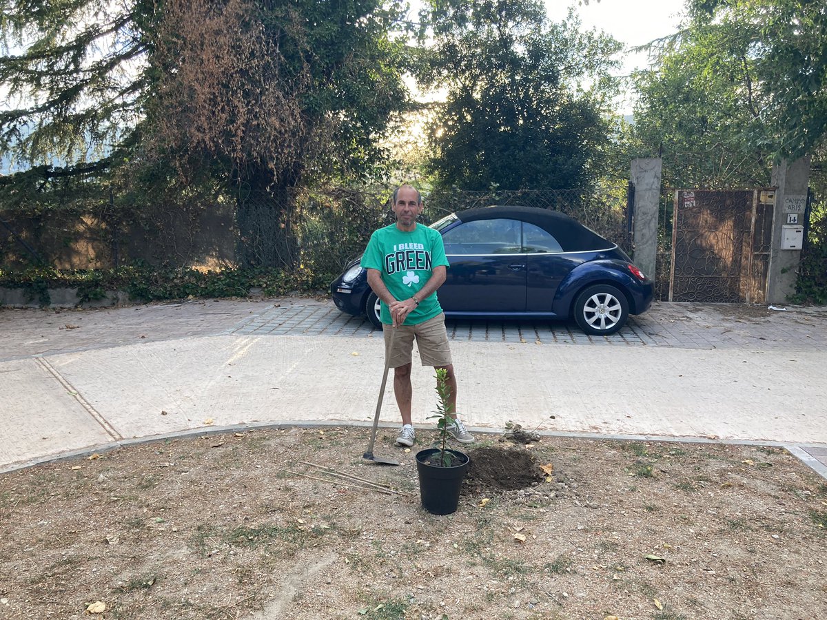 EntornoLM's tweet photo. #13yMartes, ni te cases ni te embarques. Mejor planta un árbol en un espacio público. En este caso un #madroño
Nuestro socio, Eduardo, cuidando de lo que es de todos en la plaza de la capilla del @aytolosmolinos https://t.co/k6gKLjBxWm