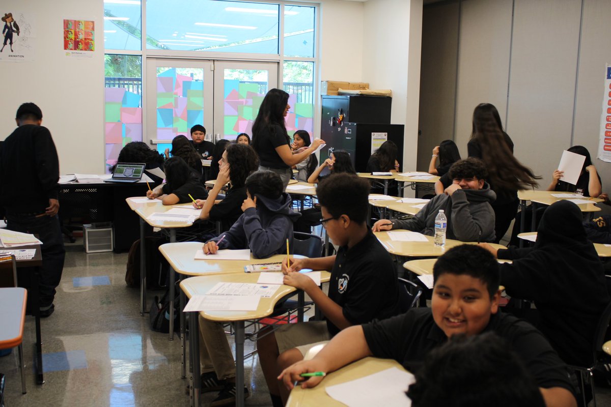 msa5lobos's tweet photo. ¡Celebremos cada éxito y creemos recuerdos increíbles juntos! ¡Por un comienzo fantástico y un año lleno de crecimiento y alegría! 📚🎊 #msa5 #loslobos #reseda #comunidad https://t.co/GapimflaC4