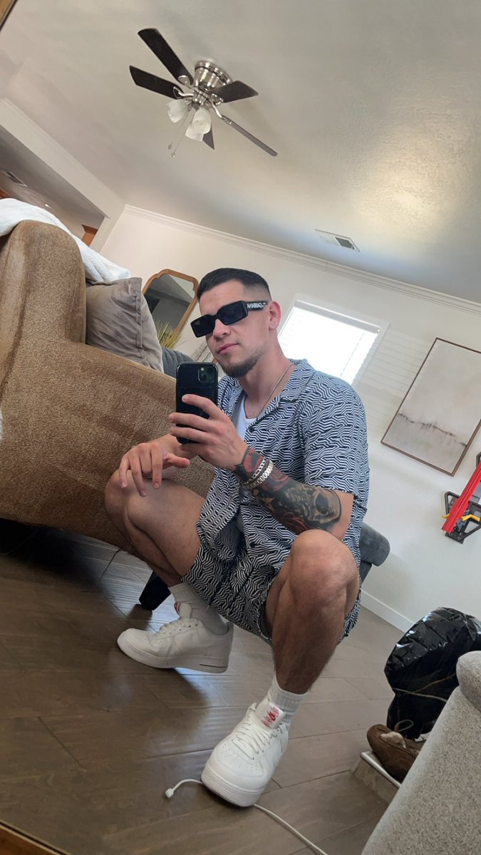 bflowerz93's tweet photo. Brunch vibes af 🥂🍾 #brunchvibes #gayslovebrunch #vibing #letsgetit #DolceGabbana #bottomless https://t.co/LV4FFmRy5a