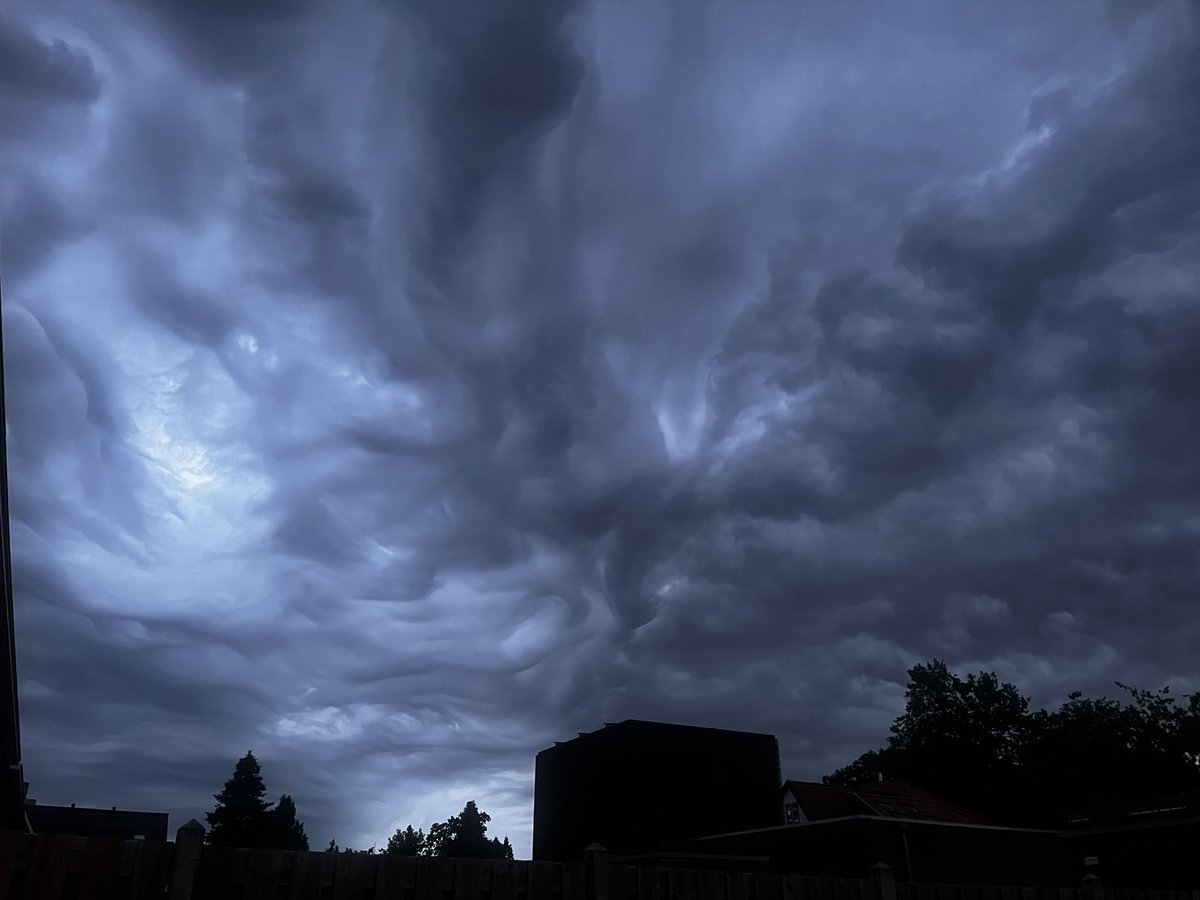 Wat een prachtige luchten in #Soesterberg, maar vooralsnog blijft het droog #onweer