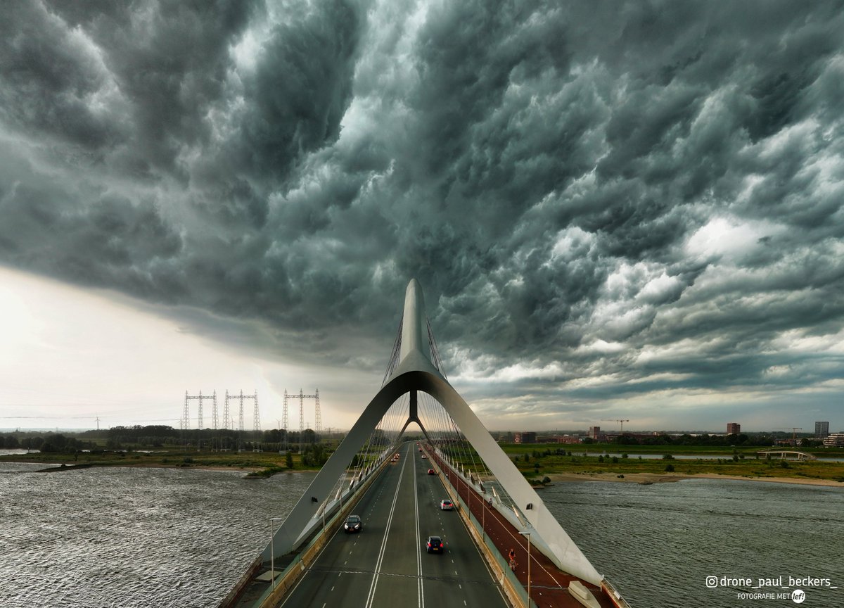 KWESTIEVANLEF_'s tweet image. De Oversteek in een zware onweersbui.
📌 Locatie: de Oversteek
📍  Plaats: Nijmegen
✅ Dronefotografie | Film: Paul Beckers
📂 Fotonummer: 1448 #nijmegen