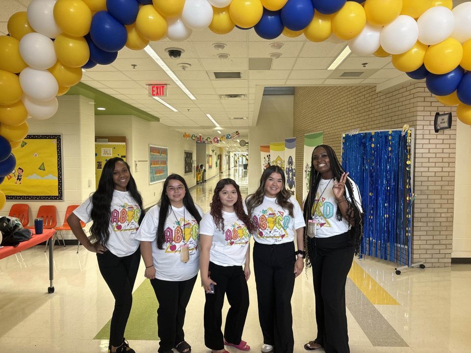 Padilla_AA's tweet photo. W•E•L•O•M•E  B•A•C•K, Tigers! 🐯 💙 2024-2025 let’s turn it up! 
#GameChangers @TeamDallasISD @REHdz79 @MRamirezDISD @JackieMarieRod @APSavRyan https://t.co/nFNosyhSXp