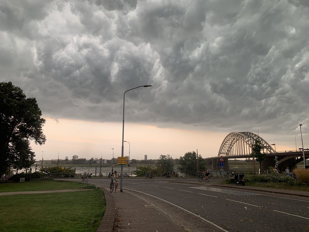 De aankondiging van een mooie onweersbui boven Nijmegen ⛈️