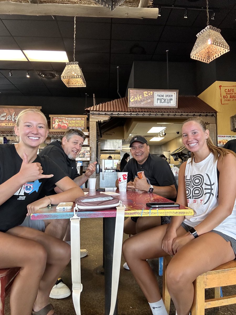 LouieVa16261513's tweet photo. Lunch with these 2 athletes today. Best of luck to Kendall heading to Humboldt State and Addie heading to MSU-Northern. Much Aloha🤙🏽🏀 https://t.co/4YZ6T8p6Hu