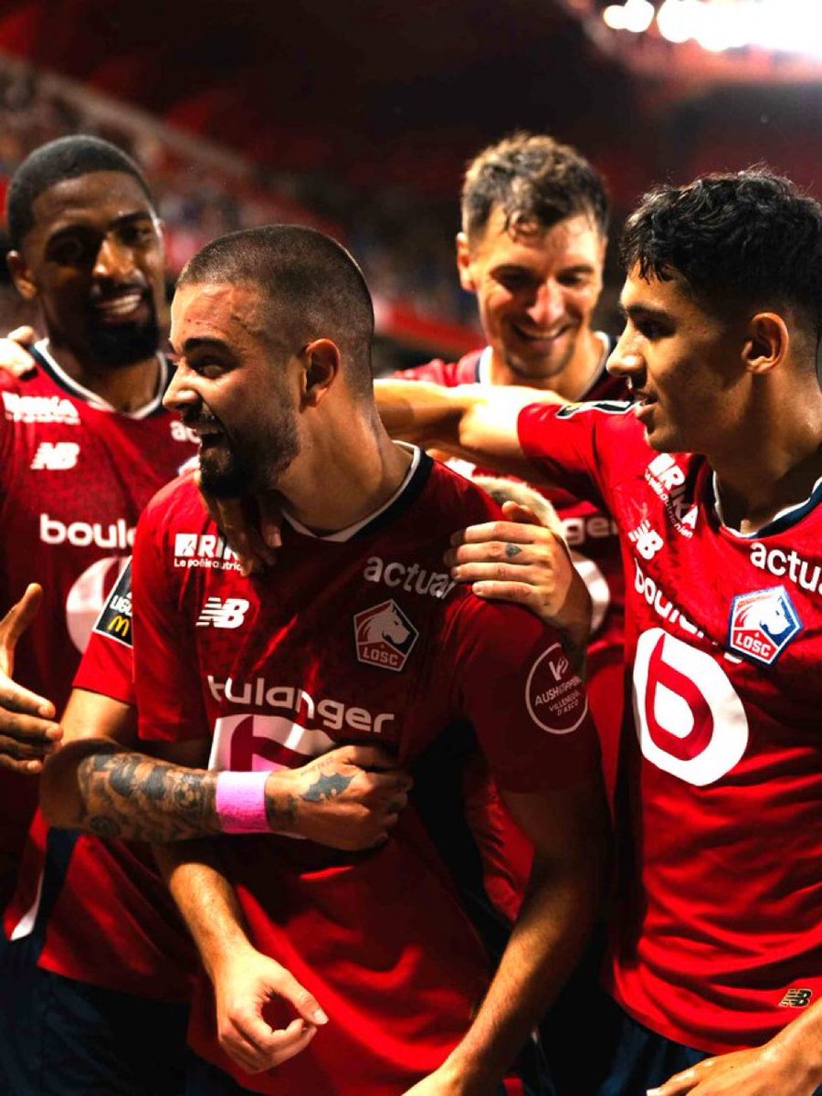 SportsZone__'s tweet photo. 🚨 OFFICIEL !
Le LOSC arrache le nul à 10 vs 11 face au Fenerbahce et va jouer les barrages de Champions League ! 🔴🐶
#ChampionsLeague #FSKLOSC https://t.co/fvxP9sypCs