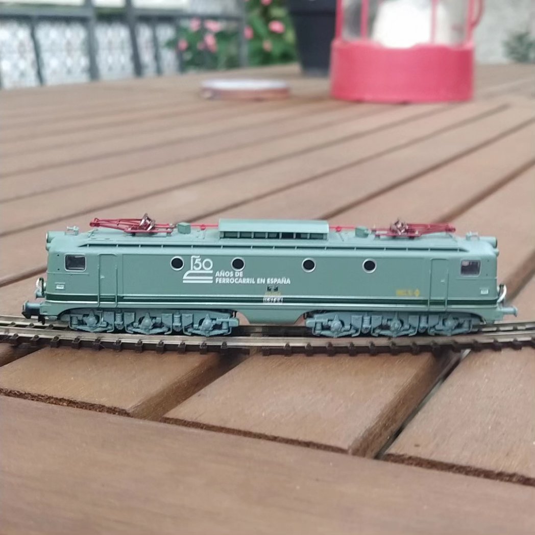 samusolorzano's tweet photo. Hoy ha tocado sesión de talleres con estas dos "Francesas" que se negaban a andar.
Desmontaje, limpieza, engrase y un rato de rodaje y listas para recibir su próximo servicio.
#modelismoferroviario #ferromodelismo #ngauge #spurn #escalan #nscale #echellen #modeltrain https://t.co/eD93z4ob30