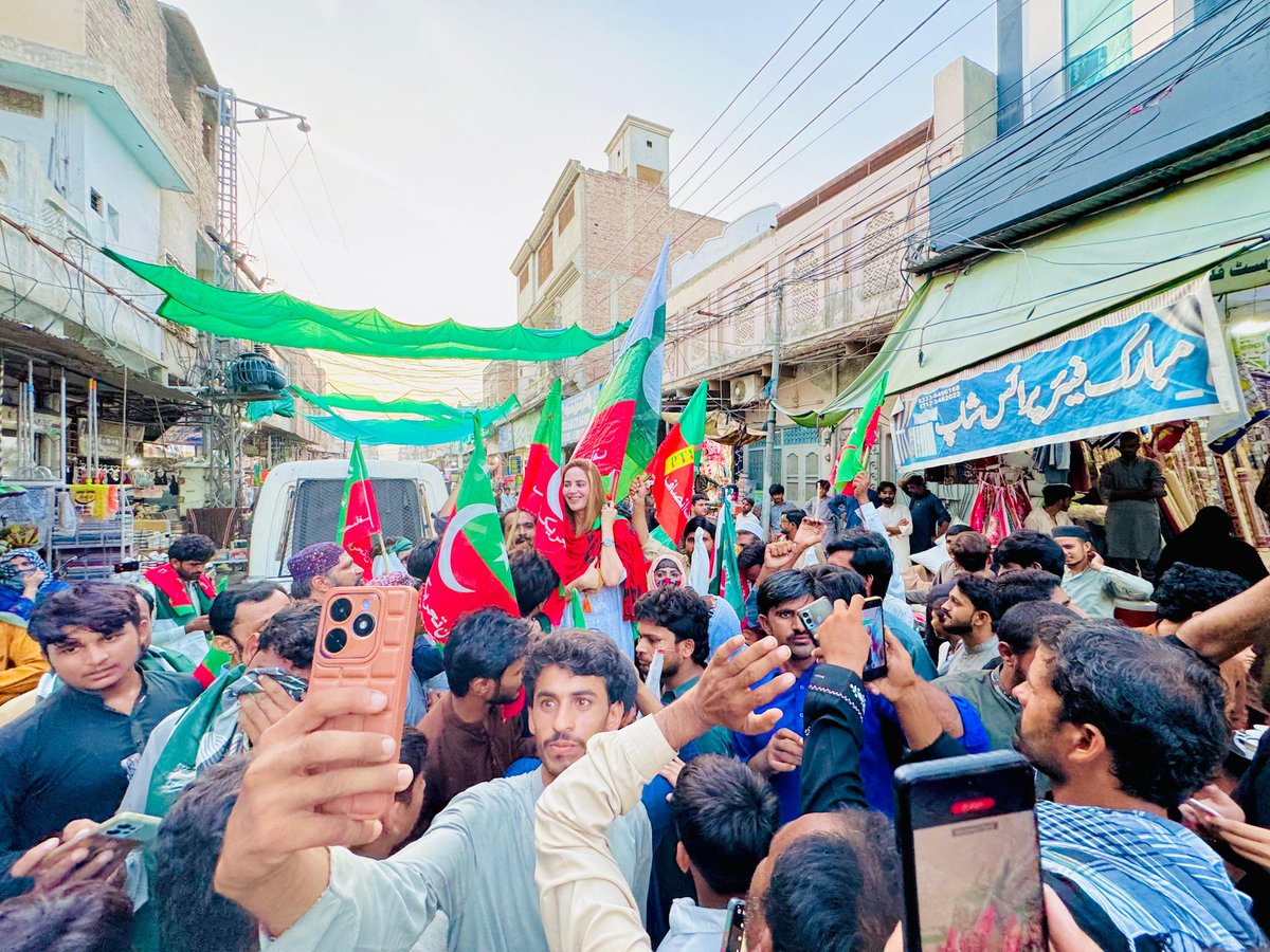 zartajgulwazir's tweet photo. میرے عظیم لیڈر عمران خان .. اپ کو ڈیرہ غازی خان کی طرف سے  جشن ازادی مبارک ہو .
 پاکستان زندہ باد https://t.co/1cI5Ti8vf2