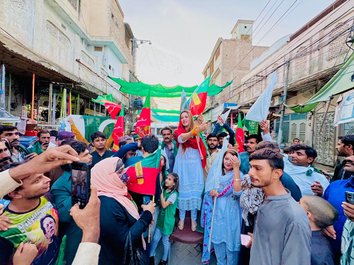 میرے عظیم لیڈر عمران خان .. اپ کو ڈیرہ غازی خان کی طرف سے  جشن ازادی مبارک ہو .
 پاکستان زندہ باد