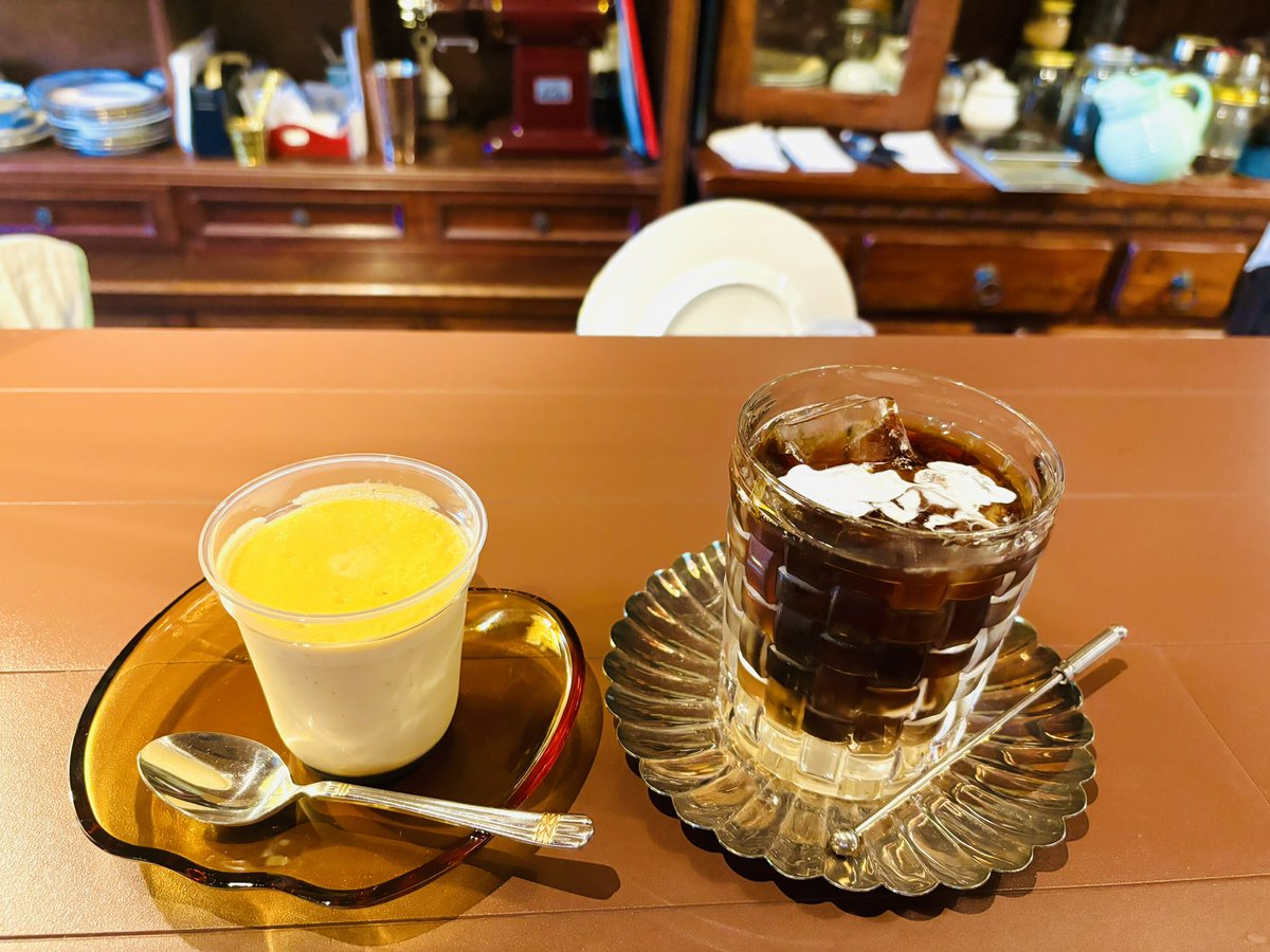 ohmulajamboyuki's tweet image. 自家製プリンとアイスコーヒー！

プリンには目がなくて一時期お目当てのお店を探して周っていました。

ここのプリンは卵の味が濃厚でほろ苦さと甘さのバランスが絶妙なカラメルが優しい味と溶け合って最高に美味しい！

やっぱりロビンポストのプリンは美味しいな！

#robinpost
#ロビンポスト
#朝霞