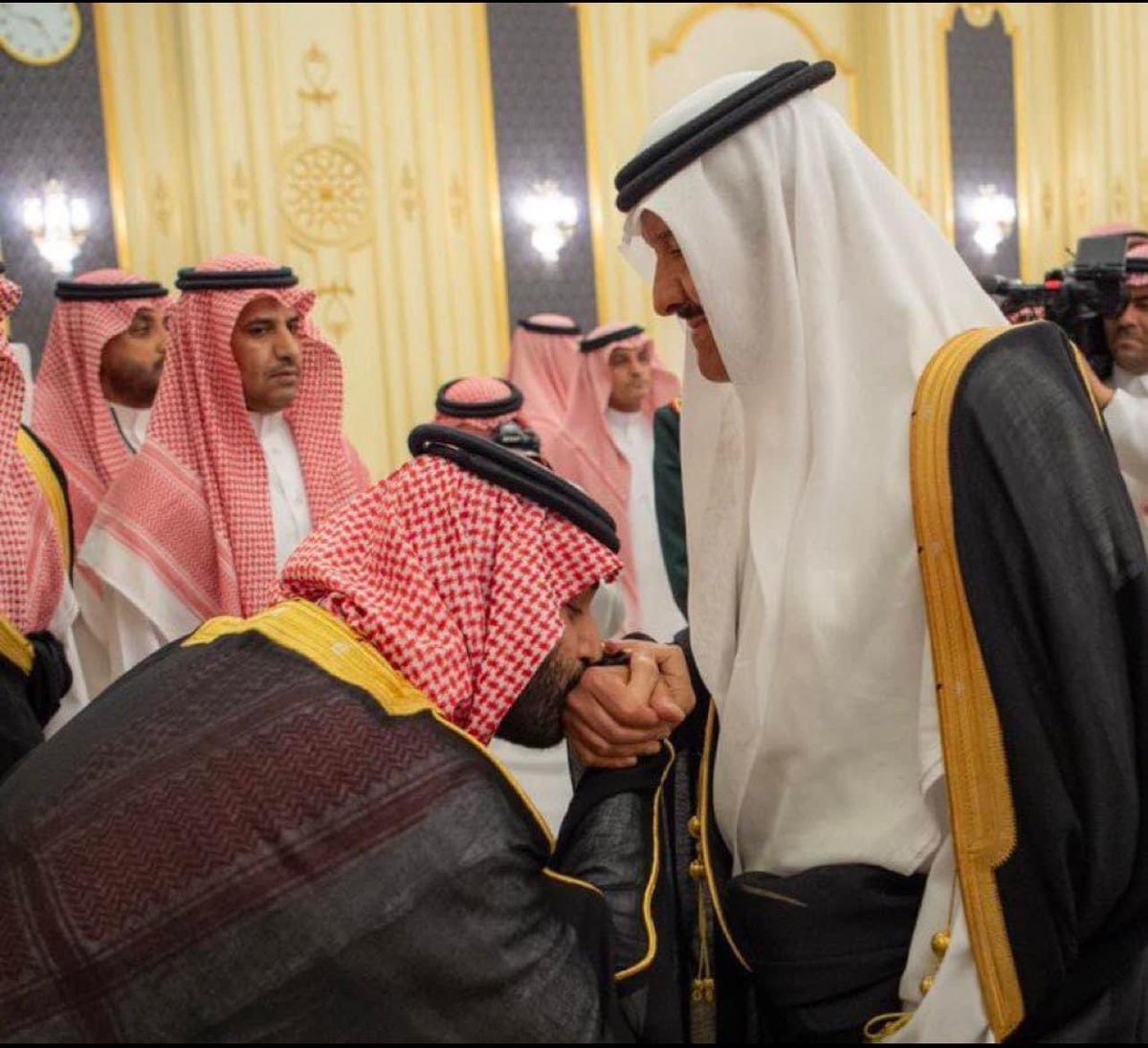 EideLotfy's tweet photo. هكذا تربية الملوك  
ما حكموا ارضهم وبلادهم إلا أنهم عصبه ورجال هدفهم نشر الحب والسلام استطاعو تنفيذ رؤيه نقلت بلدهم إلى مقدمة العالم وجعلوها  وجهه آمنه  مستقره لكل شعوب الارض 
حفظ الله هذا البلد الطيب قادتها وشعبها 
#السعودية_العظمى https://t.co/GMaqbRCJXf