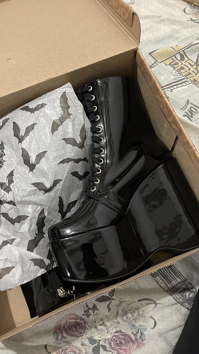 vampiecorpse's tweet photo. gente to vendendo essa bota da reversa tamanho 37 usada umas duas vezes, ela ta fora da caixa, esse eh o valor dela no site aceito negociaçao https://t.co/RbEI1h273X
