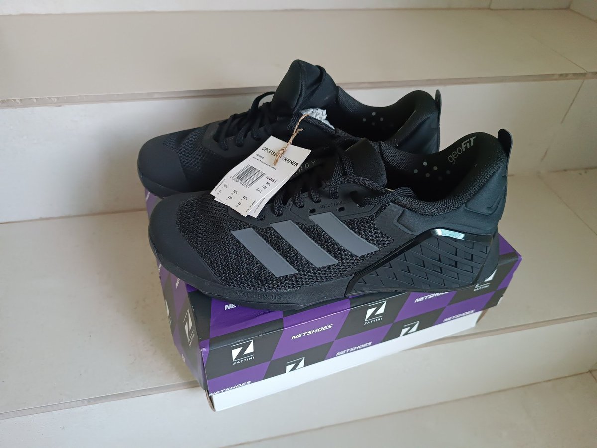 Brazoli's tweet photo. Comprei um tenis da Adidas na @magalu que era vendido/entregue pela @Netshoes. O tênis chegou totalmente descaracterizado. Caixa da Netshoes/Zattini, sem etiqueta Adidas...

Agora estou em dúvida sobre se ele é original ou "réplica", sendo que não foi nenhum pouco barato. https://t.co/r2wBKHk1l5